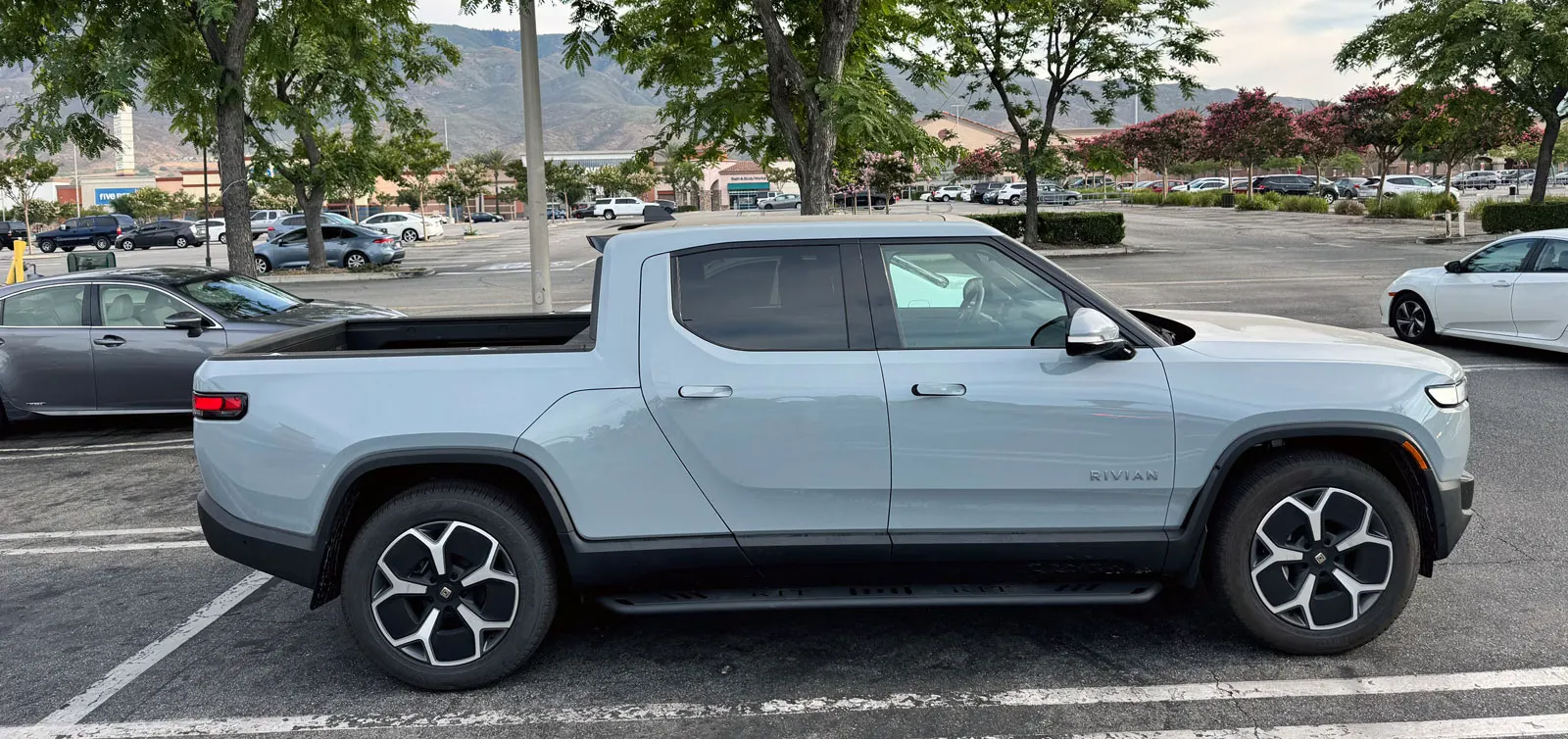 Rivian R1T with EVBase running boards