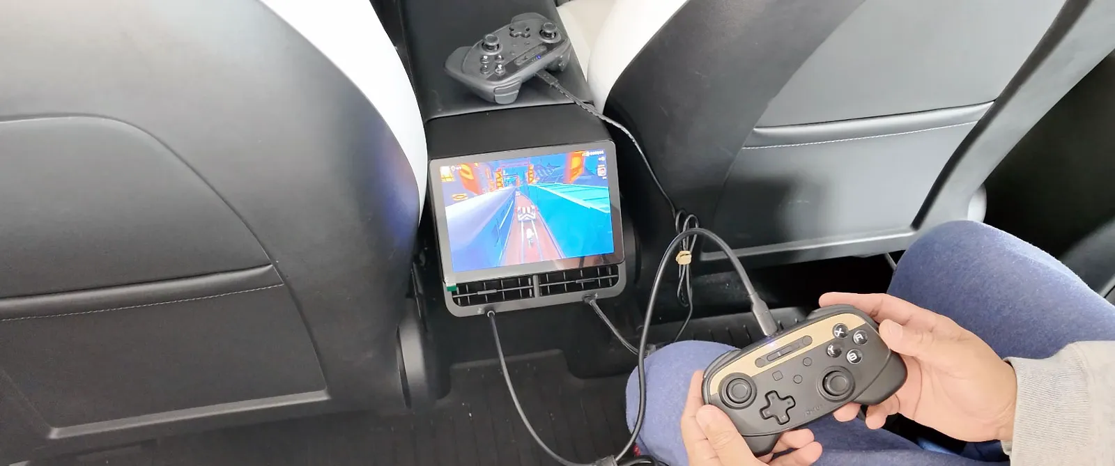 R89 with game controllers