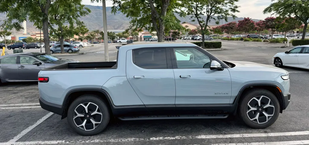 Rivian R1T with EVBase running boards